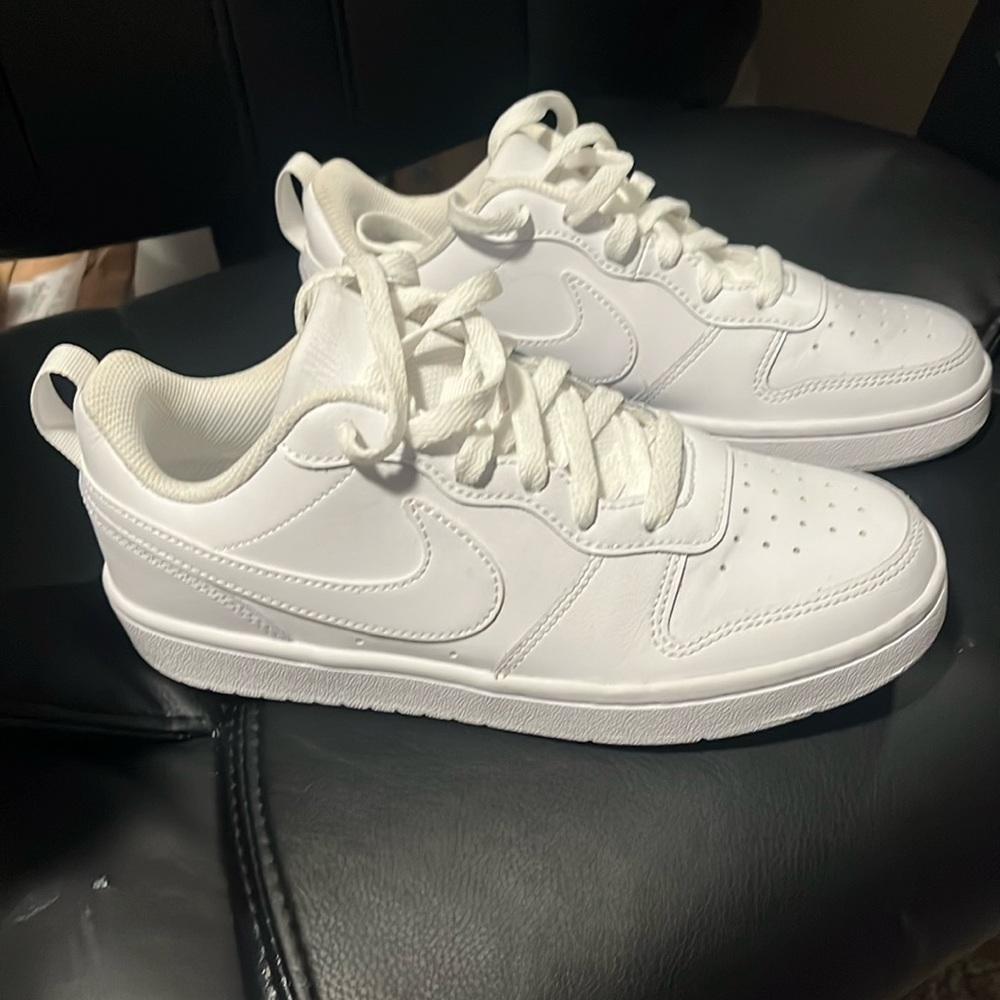 Nike Boys size 5 all white low court shoes